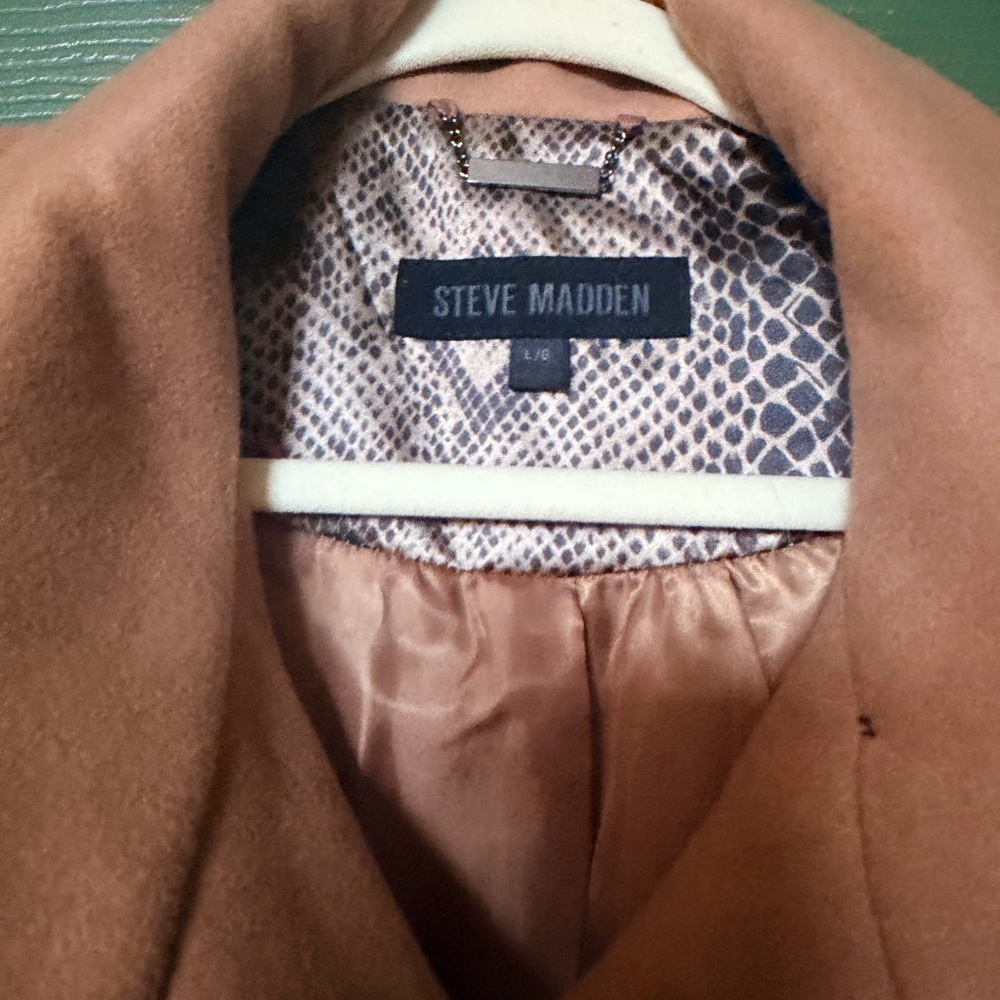Pleated Camel Coat with Belt and Oversized Buttons - Picture 3 of 10